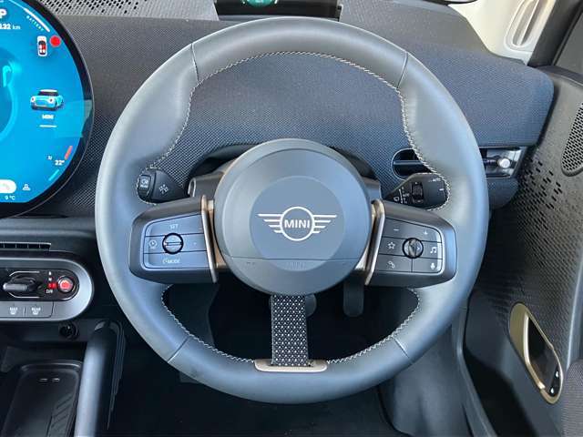 ステアリングやスイッチ類もきれいな状態です。