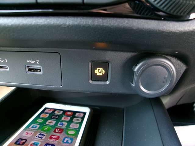 ワイヤレス充電器（メーカーオプション）。Qi規格対応スマートフォンの充電器を、センターコンソールに装備。USBコードを接続することなく、手軽に充電出来ます。