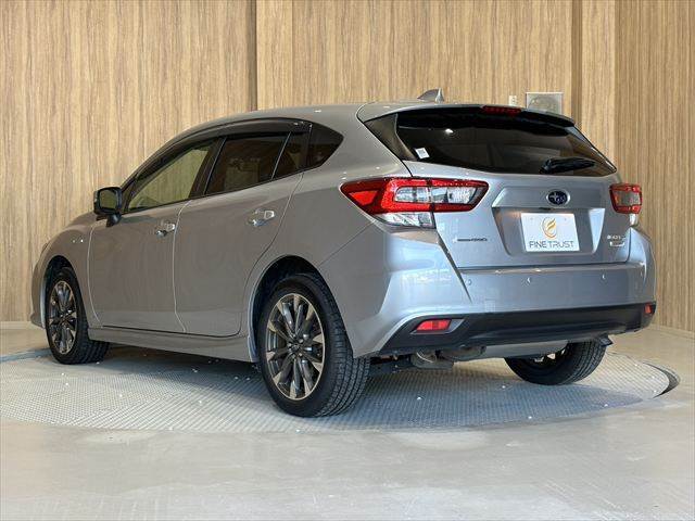 店舗敷地内に駐車スペースもございます。お車でのご来場をお考えの方はご安心ください♪