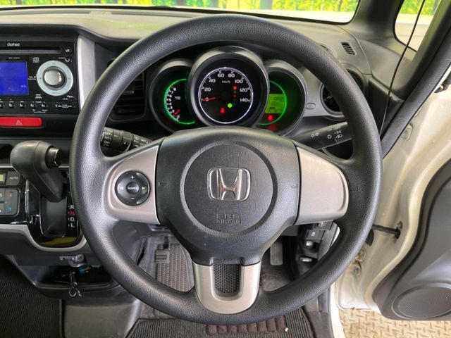 インテリアに合わせたデザインのステアリングは、運転される方のことも考え、運転しやすい形状、大きさです。是非一度、実際に触ってお確かめください。