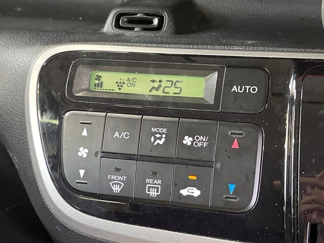 【オートエアコン】一度お好みの温度に設定すれば、車内の温度を検知し風量や温度を自動で調整。暑い…寒い…と何度もスイッチ操作をする必要はありません。快適な車内空間には必須の機能ですね♪