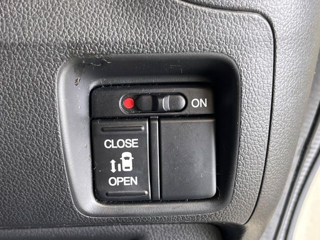 【パワースライドドア】スマートキーや運転席のスイッチでスライドドアの開閉が可能♪電動だから力を入れてドアを開ける必要が無く、小さいお子様でも、重い荷物を持っている時もラクに開け閉めできます♪