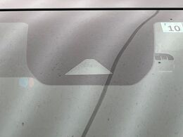 【インテリジェントエマージェンシーブレーキ】フロントカメラで前方の車両や歩行者を検知。衝突しそうな時は衝突被害軽減ブレーキが作動、衝突回避をサポート。より安全にドライブをお楽しみいただけます。