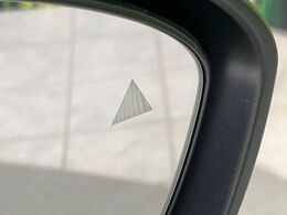 【後方車輛検知】走行中、ドアミラーの死角になりやすい箇所に後続車が接近するとサイドミラー付近に警告を表示、ドライバーに注意喚起をしてくれます。