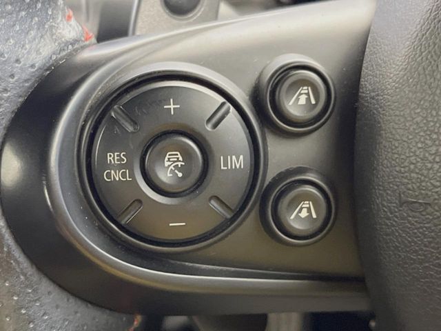 ●レーダークルーズコントロール：前の車との車間距離を一定にとりつつ、一定速度で自動走行してくれる次世代のクルーズコントロール！主に高速道路や自動車専用道路で使用する便利な機能です！