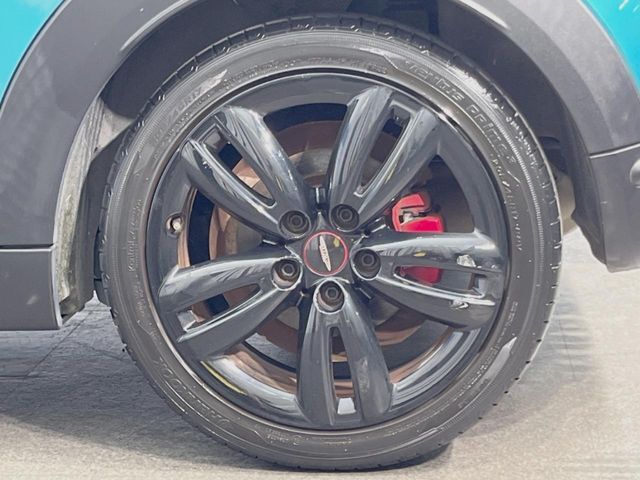 ●純正17インチアルミホイール：輸入車ならではの卓越した走りを支えるホイールと足回りです！日本車の走りに慣れている方にもぜひ体感して頂きたいほど、高いレベルでまとまっています！