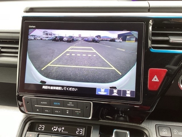バックモニターにガイド線表示付きなので車庫入れも安心【カメラアングルは3パターンから選べます】知らない道でも安心して楽しくお出かけができます。