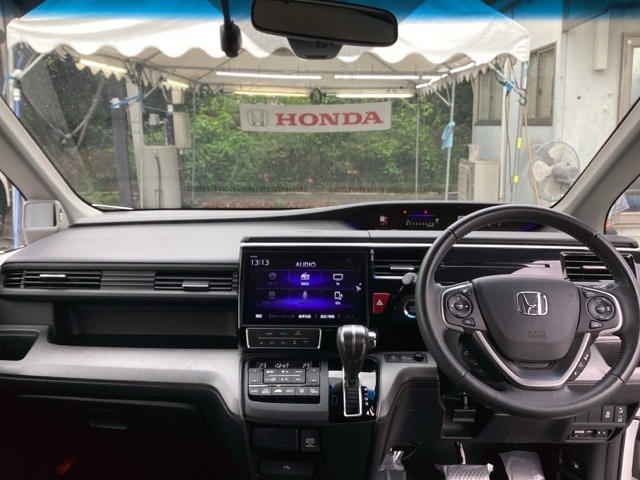 フロントガラスが大きく、ワイドな視界で運転もしやすくなるように、設計されています。