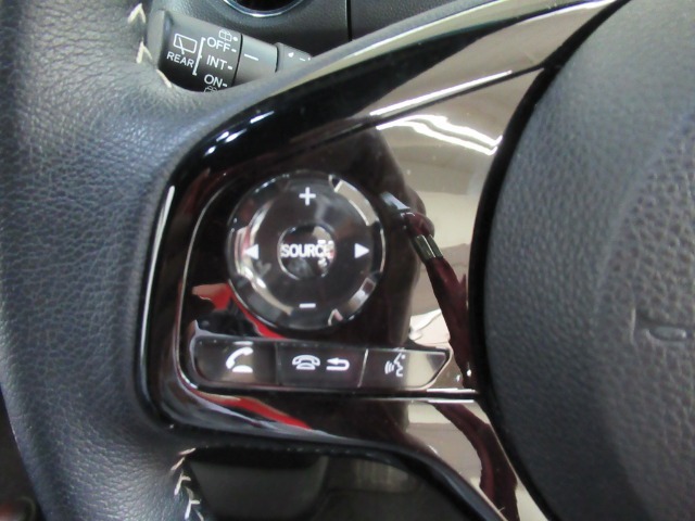 ■ステアリングリモコン付き！ハンドルから手を離さずにオーディオ操作ができるので、運転中も視線を外さず安心です♪