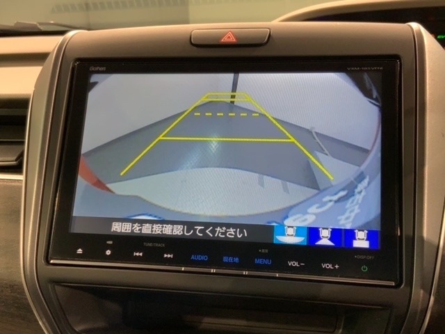 リバースギアに入れるだけで後方の表示へ切り替わります。夜間や雨の日の駐車も楽になりますよ。