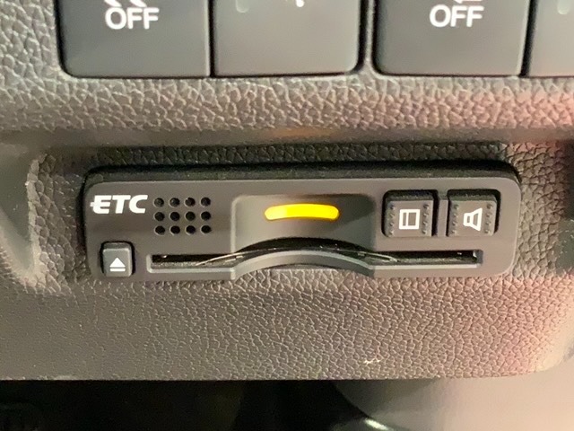 いまや快適なカーライフに欠かせないETCが付いています。