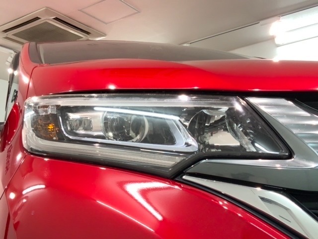 LEDヘッドライトは、点灯の瞬間から最大光量を発揮し、突然暗くなるトンネルなどでの安定感を高めます。