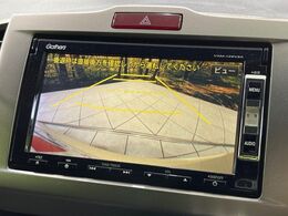【バックカメラ】駐車時に後方がリアルタイム映像で確認できます。大型商業施設や立体駐車場での駐車時や、夜間のバック時に大活躍！運転スキルに関わらず、今や必須となった装備のひとつです！
