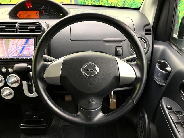 インテリアに合わせたデザインのステアリングは、運転される方のことも考え、運転しやすい形状、大きさです。是非一度、実際に触ってお確かめください。
