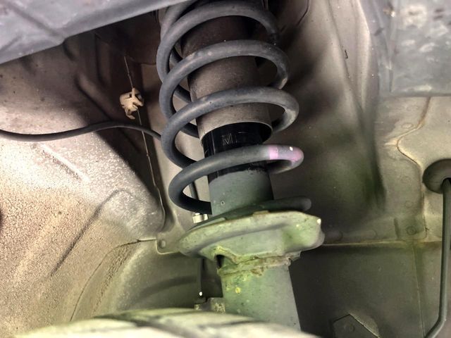 お車を安心してお乗りいただく為には、足回りの定期点検が欠かせません。サービスサポート（有償保証）では無料点検もご提供しており、安心のカーライフをお過ごしいただけるサポート体制が整っています。