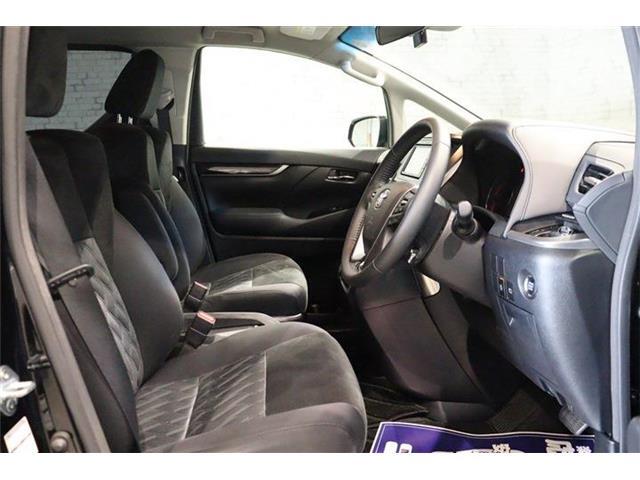 良好な視界とスムーズな乗り降りを実現した運転席。運転席はアイポイントを高くし視界良好です。