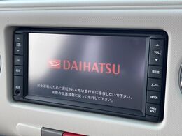 【純正ナビ】人気の純正ナビを装備しております。ナビの使いやすさはもちろん、オーディオ機能も充実！キャンプや旅行はもちろん、通勤や買い物など普段のドライブも楽しくなるはず♪