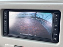 【バックカメラ】駐車時に後方がリアルタイム映像で確認できます。大型商業施設や立体駐車場での駐車時や、夜間のバック時に大活躍！運転スキルに関わらず、今や必須となった装備のひとつです！
