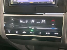 【オートエアコン】一度お好みの温度に設定すれば、車内の温度を検知し風量や温度を自動で調整。暑い…寒い…と何度もスイッチ操作をする必要はありません。快適な車内空間には必須の機能ですね♪