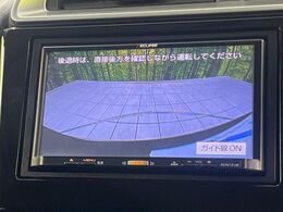 【バックカメラ】駐車時に後方がリアルタイム映像で確認できます。大型商業施設や立体駐車場での駐車時や、夜間のバック時に大活躍！運転スキルに関わらず、今や必須となった装備のひとつです！
