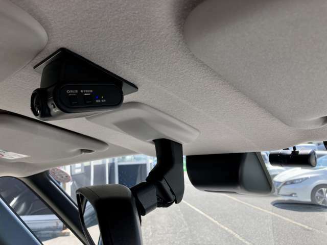 日産オリジナルドライブレコーダー（フロント＋車室内）走行中の幅寄せ対策や後方撮影（リヤガラス越し）にも対応してます。