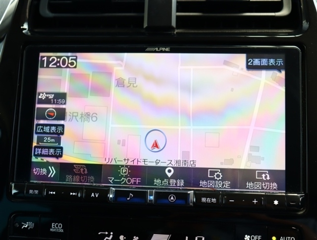 『1台』のお車に対して、3名体制で日々議論を重ね仕入れを行っております。
