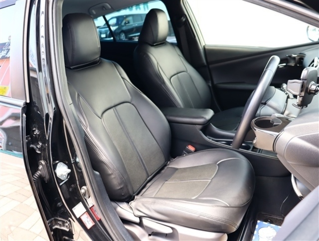 お車選びをお楽しみ頂けるよう、在庫車の展示スペースを十分に確保しております。