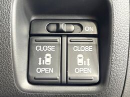【両側パワースライドドア】スマートキーや運転席のスイッチで後席両側スライドドアの開閉が可能♪電動だから力を入れてドアを開ける必要が無く、小さなお子様でも簡単に開け閉めでき快適です♪