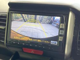 【バックカメラ】駐車時に後方がリアルタイム映像で確認できます。大型商業施設や立体駐車場での駐車時や、夜間のバック時に大活躍！運転スキルに関わらず、今や必須となった装備のひとつです！
