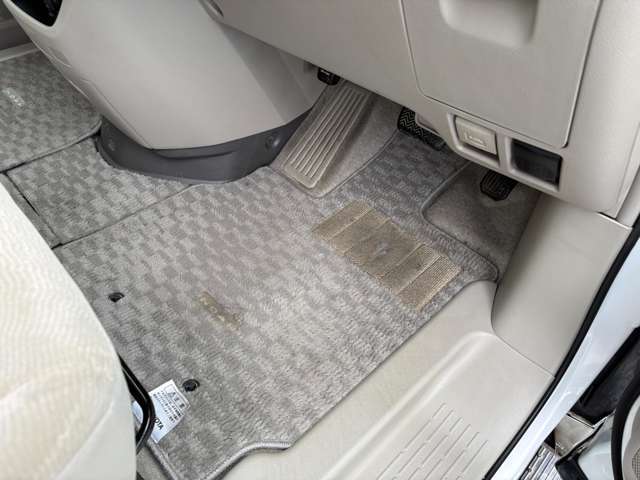 純正のフロアマットになります。使用感は御座いますが、ご納車前には掃除機清掃を行います！