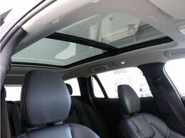 屋根一面まるごととも言える特大サイズのチルトアップ機構付電動パノラマ・ガラス・サンルーフ。晴天時はもちろん、雨天・曇天時にもブラインドを開けることで常に開放的な車内空間を実現させてくれます。