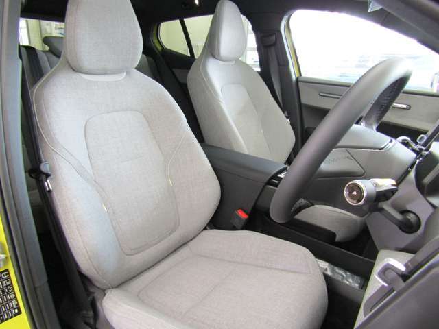 EX30のシートは、脊柱を効果的にサポートできる形状に設計されています。