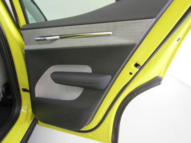 右リアドアパネル