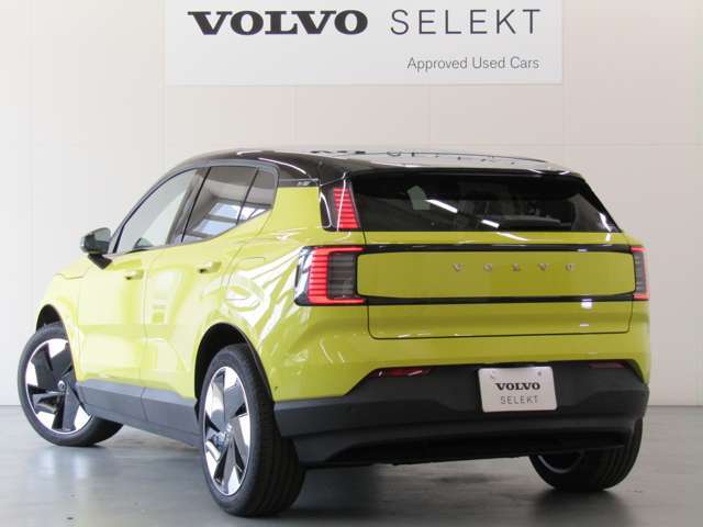 ダークティンテッドガラス装備で室内のプライバシーが保たれます。