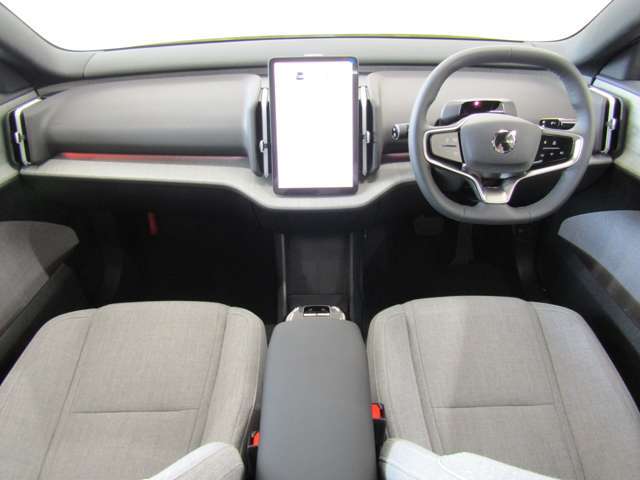 ブリーズ・インテリアは、リサイクル素材と再生可能素材を使い分けられ、個性的なディテールに仕上げられています。爽やかでクールな雰囲気が魅力のインテリアです。