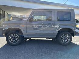 【左】当社基準による調査の結果、修復歴車と判断された車両は一部店舗を除き、販売を行なっておりません。万一、納車時に修復歴があった場合にはご契約の解除等に応じます。