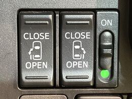 【両側パワースライドドア】スマートキーや運転席のスイッチで後席両側スライドドアの開閉が可能♪電動だから力を入れてドアを開ける必要が無く、小さなお子様でも簡単に開け閉めでき快適です♪