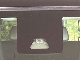 【スマートアシスト】走行中に前方の車両等を認識し、衝突しそうな時は警報とブレーキで衝突回避と被害軽減をアシスト。より安全にドライブをお楽しみいただけます。