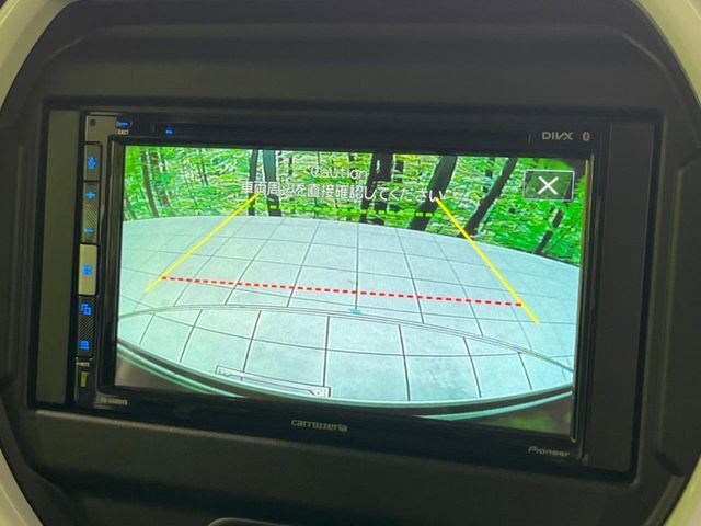 【バックカメラ】駐車時に後方がリアルタイム映像で確認できます。大型商業施設や立体駐車場での駐車時や、夜間のバック時に大活躍！運転スキルに関わらず、今や必須となった装備のひとつです！