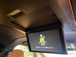 【フリップダウンモニター】大画面モニターで後席でもエンタメをお楽しみいただけます。小さなお子様にも大人気の装備です♪