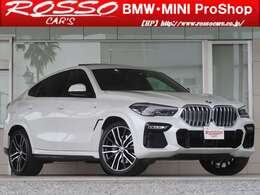 こちらの車両は、厳選した装備が魅力のプラスパッケージとなります。ソフトクローズドア・保冷保温ドリンクホルダー・4ゾーンACが装備されます。