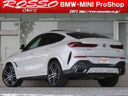 ボディカラーは、メタリックの粒子が入ったミネラルホワイト・メタリック。光の加減でさまざまな表情を見せてくれる美しいカラーです。