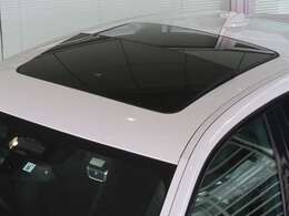 2枚の大型ガラスで、後席まで明るいパノラマガラスサンルーフを装備しています。室内側のシェードも電動となります。チルトアップも可能ですから、ちょっとした換気にもいいですね。