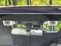 【アイサイトVer3】前方の車両等を検知し、衝突しそうな時は警報で注意を促し、ブレーキを踏む力をサポート。ブレーキを踏めなかった場合は衝突被害軽減ブレーキが作動、衝突回避をサポートします。