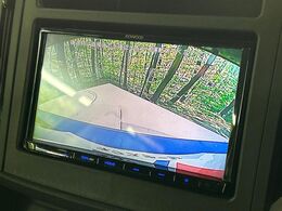 【バックカメラ】駐車時に後方がリアルタイム映像で確認できます。大型商業施設や立体駐車場での駐車時や、夜間のバック時に大活躍！運転スキルに関わらず、今や必須となった装備のひとつです！