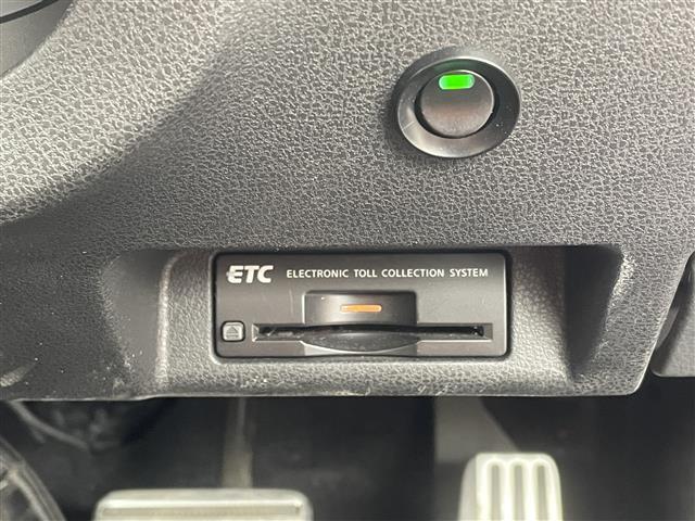 【ETC】有料道路を利用する際に料金所で停止することなく通過できる、ETC車載器（ノンストップ自動料金収受システム機器）が装備されています。セットアップを行うことで利用可能になります。