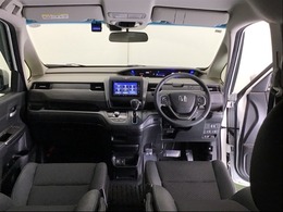 パーキングブレーキはフット式なので運転席と助手席の間はすっきり、移動も楽々です。さっと手が届く位置にATセレクトレバーやエアコンスイッチなどがあり操作性に優れています