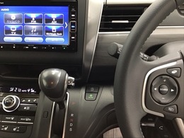 ホンダ純正メモリーナビ搭載なので、遠方へのドライブもお任せ下さい！ステアリング左手側にオーディオ関連のコントロールスイッチを配置しています。操作時は視線を逸らすことなく運転に集中できます
