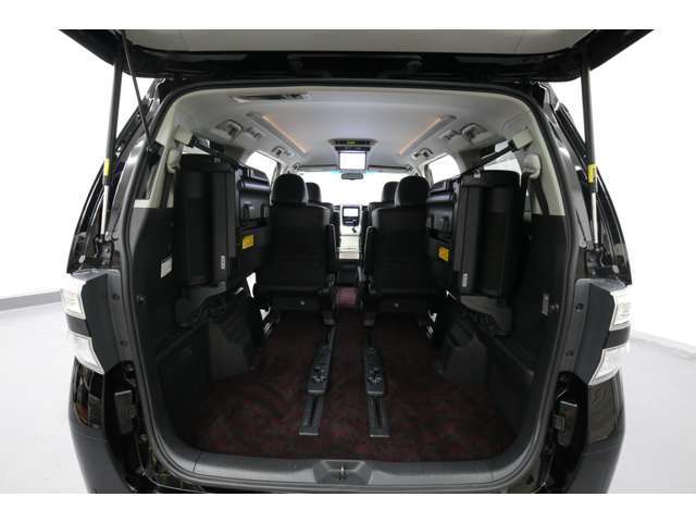 【ラゲッジスペース】普段のお買い物や通勤、送迎等に十分な荷室スペースを確保しております。セカンドシートを前方にスライドし、サードシートを格納すると長くて大きな荷物の積載も可能です♪