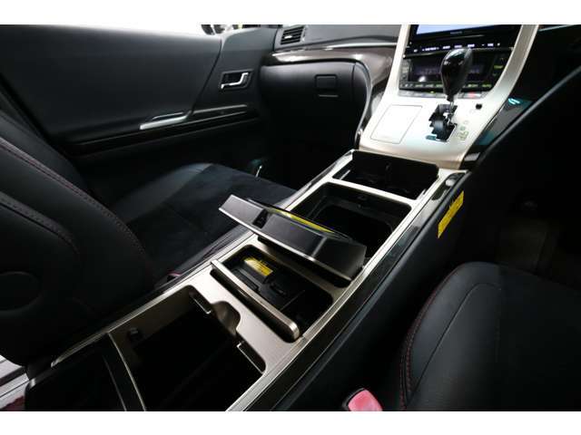 【ディーラーオプション保温冷庫付きシステムコンソール】保温冷庫/100V100W電源/USB端子/シガーソケット付きです♪収納力もあり、実用性も兼ね備えております★